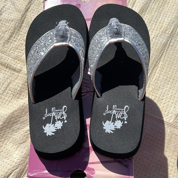 Brand new jelly pop sandals. Not sure on size but 9 inches heal to toe. - Picture 6 of 9